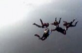 Opt românce au stabilit un record în premieră: Au sărit cu paraşutele de la 5.000 de metri altitudine
