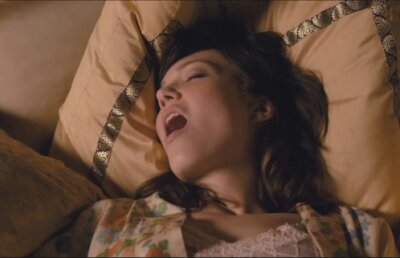 VIDEO! Mandy Moore se masturbeaza frenetic in "Swinging with the Finkels"!