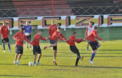 Ilie Stan a revoluţionat şedinţele de pregătire » Steliştii se antrenează pe "Dansul pinguinului" :)