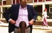 Sex oral în direct? Un reporter vorbeşte la “microfonul” din pantalonii invitatului