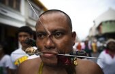 Festivalul de groază în Thailanda: Participanţii îşi găuresc feţele cu săbii, cuţite, umbrele, bormaşini
