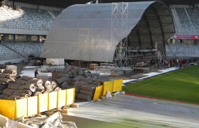 Suprafaţa de joc de pe Cluj Arena va sta acoperită peste 48 de ore » Emoţii pentru gazon
