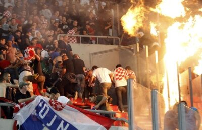 VIDEO Război în tribune la Grecia - Croaţia: meciul a fost întrerupt şase minute