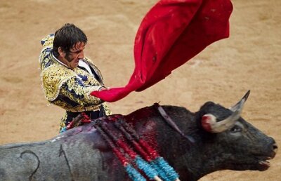 IMAGINI ŞOCANTE! Un taur i-a străpuns faţa unui toreador