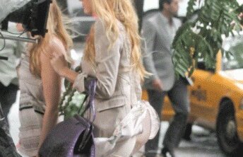 FOTO! Blake Lively, cu chiloti nepotriviti la vedere