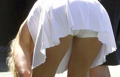 FOTO! Ali Larter a jucat tenis cu partile intime la vedere