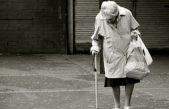 După 25 de ani de muncă, o bătrână supravieţuieşte cu doar 130 de lei pe lună