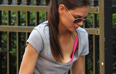 FOTO! Katie Holmes, cu sanii pe afara!