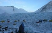 Vârful Everest - cea mai înaltă groapă de gunoi a lumii. O organizaţie ecologistă cere toalete portabile