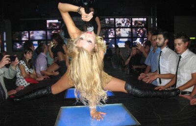 FOTO! Andreea Balan a simulat sexul oral cu microfonul