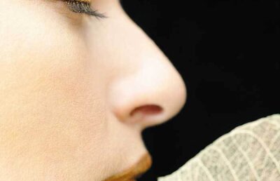 Electricitate produsă de... părul din nas