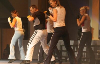 VIDEO! Tae-Bo - o oră de lovituri din arte marţiale pe ritmuri de aerobic. Află ce se întâmplă Pe scenă şi În culise!
