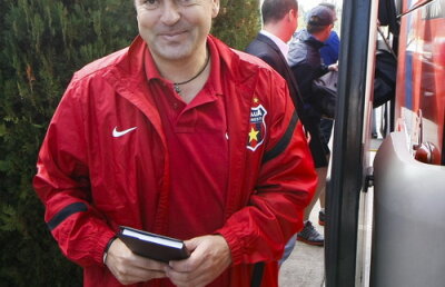 Gigi îl instruieşte pe Ilie Stan folosind învăţăturile lui Dan Petrescu » Ar trebui să se teamă Răzvan? ;)