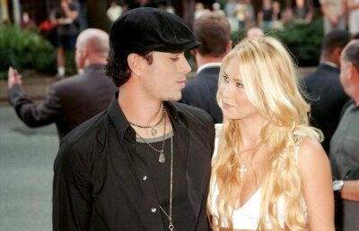 Enrique Iglesias are zeci de casete XXX cu Ana Kournikova!