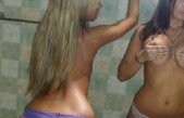 Din cauza lor ar trebui interzis Facebook-ul? Dezbrăcate în baie, cu haine murdare pe fundal