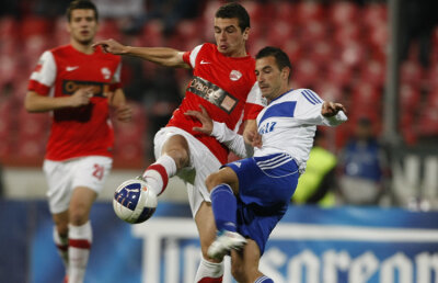 Butoanele roş-albe » Dinamo s-a calificat la pas în "sferturile" Cupei, ajutaţi şi de asistent