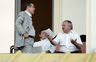 Porumboiu: "Gigi plînge de mama focului, dar ştie că 4 meciuri bune te pot aduce sus" ;)