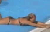 Ca să-ţi aminteşti de vară. Ce face această blondă de a înfierbântat toţi bărbaţii
