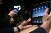 Tabletele i-au înnebunit pe români: Le folosesc la serviciu, în autobuz, chiar şi pe stradă