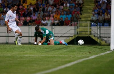 Primul gol pentru Steaua după 4 meciuri? » Portarii Petrolului sînt gafeuri de zile mari :S