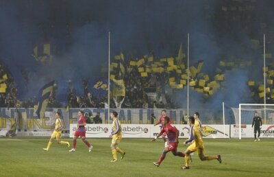 VIDEO În ce hal am ajuns! Suporterii ploieşteni au izbucnit în urale cînd Galamaz a fost pus la pămînt