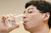 Un parlamentar japonez a băut apă de la Fukushima în faţa presei