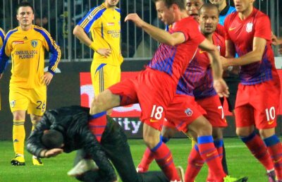 Sîngele apă nu se face. Răzvan Lucescu: "Martinovici a luat roşu, să fie suspendat!"