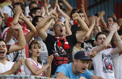 Refrenul galeriei dinamoviste diseară: ”Prefă-te inimă în stea şi ia din nou 5 de la Haifa!”