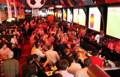 Te suna iubita şi eşti la bar urmărind un meci de fotbal? Uite ce trebuie sa faci! :)