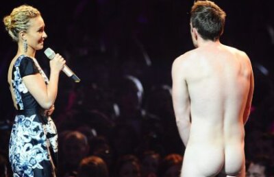 FOTO SCANDALOS! Un barbat complet dezbracat, pe scena MTV Music Awards