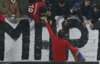 GALERIA FOTO "Feţele" lui Martinovici » Un stelist i-a pupat mîna sîrbului