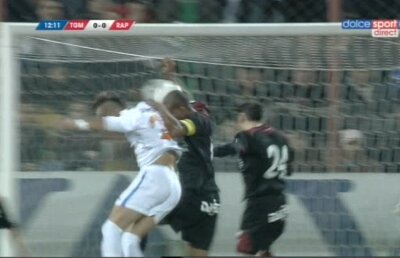 VIDEO » Marcos Antonio loveşte mingea cu mîna în careu, dar arbitrul lasă jocul să continue