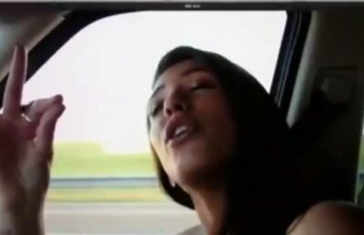 VIDEO! Uite-o pe Antonia fumand iarba!