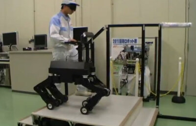 Japonezii au creat un câine-robot care îi va ajuta pe nevăzători să se deplaseze (VIDEO)