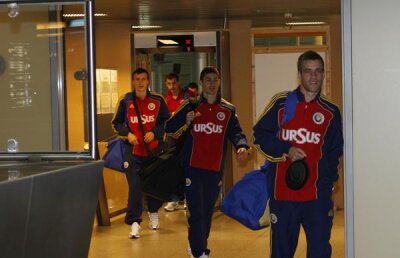 Anonimii » "Tricolorii" au aterizat aseară la Liege, unde nu i-au aşteptat decît reporterii Gazetei