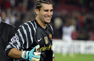 VIDEO Pinto cînd vrea să fluiere, fluieră! Portarul Barcelonei a imitat iar arbitrul şi a oprit un adversar :)