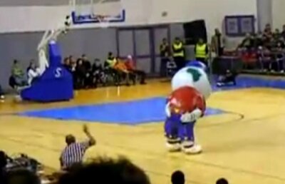 VIDEO! Vezi cel mai tare dans executat de mascota la un meci de baschet!