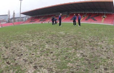 Şocaţi de tranşee! » Terenul pe care se joacă Bosnia - Portugalia arată îngrozitor