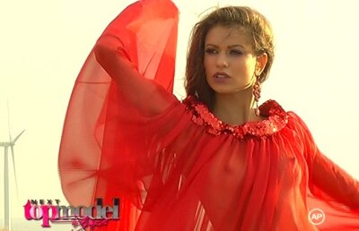 VIDEO! Concurentele Next Top Model, cu sfarcurile la aerisit!