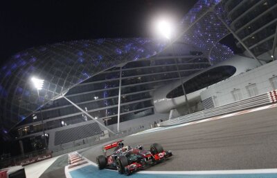 A cîştigat şi Hamilton! Britanicul a profitat de abandonul lui Vettel încă din primul tur