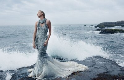 FOTO! Charlize Theron, cea mai SEXY sirena din istorie!