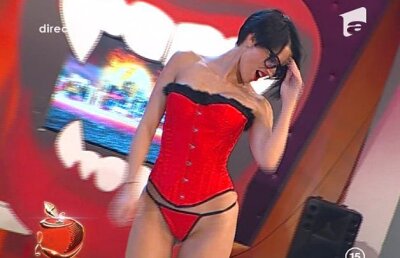 VIDEO! Roxana Marinescu, in fundul gol la Un Show Pacatos!