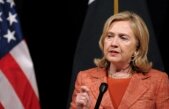 Hillary Clinton, ţinta unui atac cu vopsea roşie în Filipine. Coloana oficială a avut cel mai mult de suferit