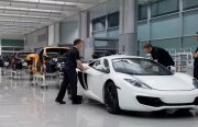 Premierul britanic David Cameron inaugurează noua fabrică McLaren din Woking