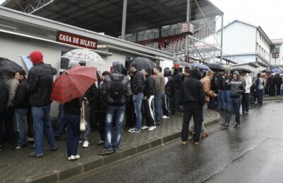 Maria Andrieş scrie despre strategia antispectatori: "Paszkany şi decorul viu"