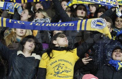 Atmosferă de Cupa Liceelor la Ploieşti, unde a fost seara porţilor deschise pentru copii şi femei: "Pe ei, pe mama lor!" :)