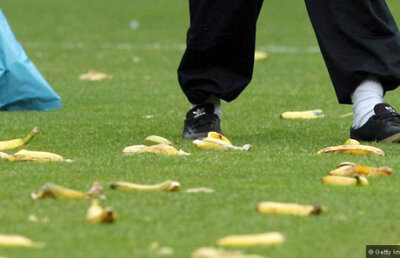FOTO Atacul bananelor! » Fanii echipei Hansa Rostock au aruncat cu banane în teren înaintea meciului cu St. Pauli