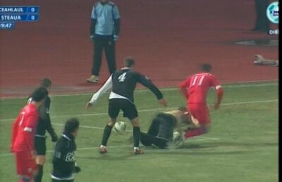 FOTO Marius Avram a refuzat un penalty Stelei, la faultul lui Villadsen asupra lui Prepeliţă