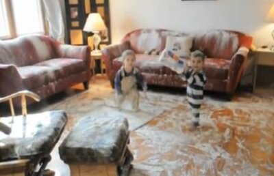 VIDEO! Vezi ce au facut doi copii cu cateva kilograme de faina in... sufragerie!