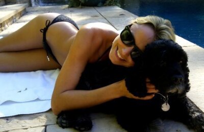 FOTO! Iubita lui George Clooney s-a pozat in chilotei!